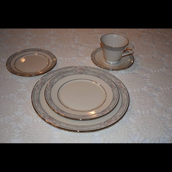 Lenox Fine China 14 place settings plus serving pieces - Picture 3 of 13